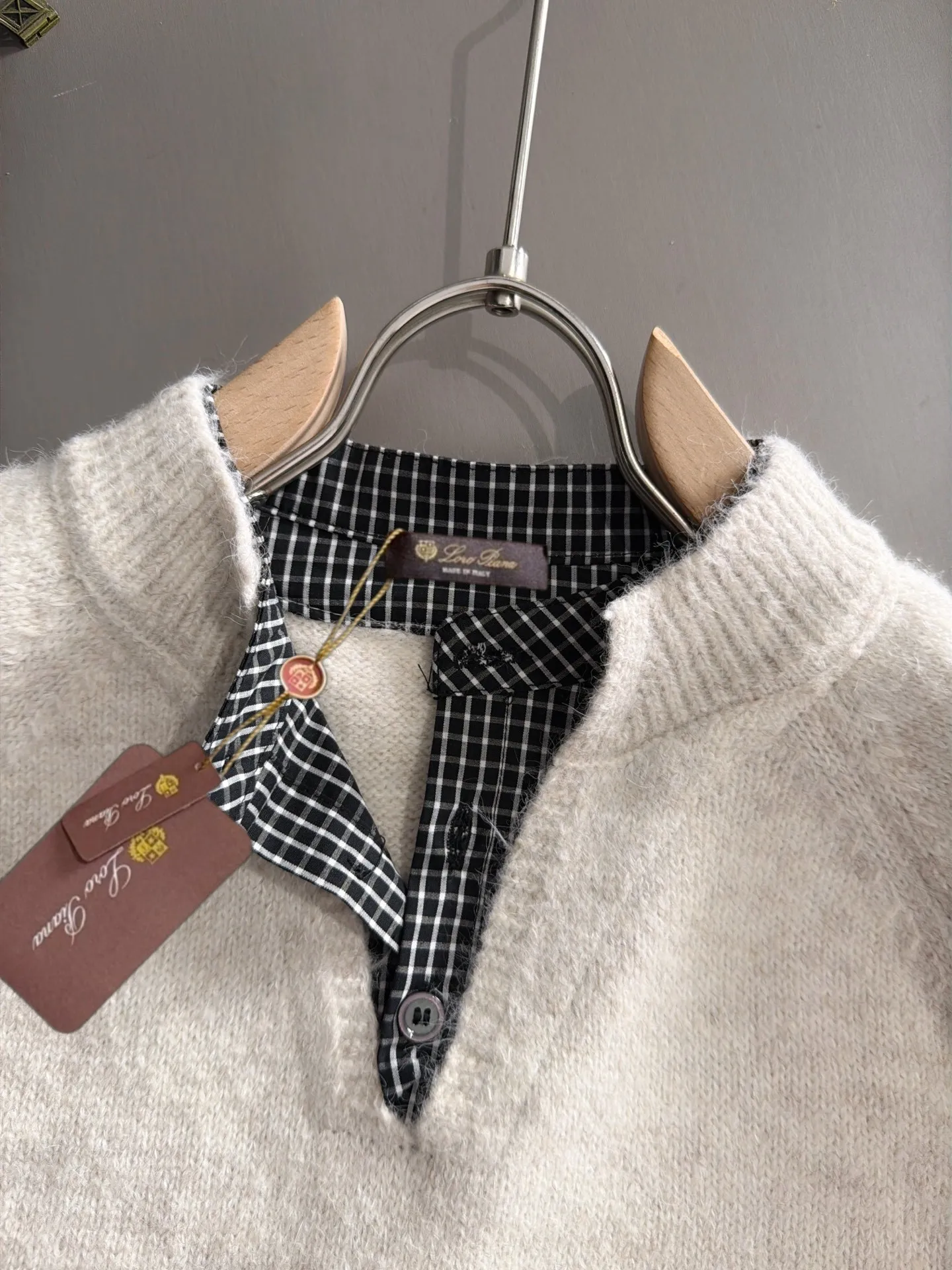 LP Loro Piana's latest sweaters from the official website for fall and winter 2026 are now on sale at the counter for Hot Sale! Specially made of wool blended fabric. It feels comfortable and can be directly in contact with the skin. The logo badge is exquisitely embroidered, which is extremely eye-catching! The details highlight the fashionable charm of big brands. Exquisite workmanship. Three-dimensional cutting style. The wearing effect is invincible and handsome! All three standards are complete! Sizes:M-3XL
